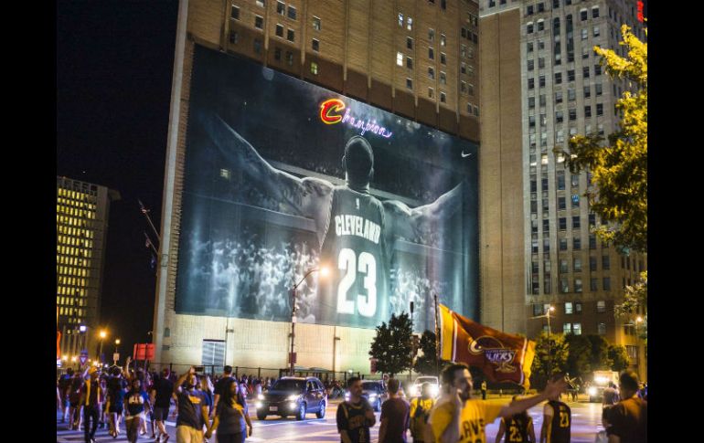 El juego del domingo fue apretado de principio a fin mientras LeBron James guiaba a los Cavaliers a un triunfo histórico. AFP / A. Merendino