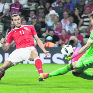 Bale hace historia con Gales