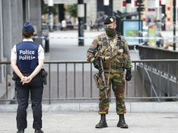 La policía acordonó el centro comercial City 2 de Bruselas, el cual había sido mencionado en numerosas amenazas de atentados. EFE / J. Warnand
