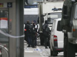 Policías bloquean el acceso al centro comercial City 2 en Bruselas. EFE / O. Hoslet