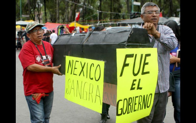 Maestros en plantón en la Ciudad de México protestan contra el gobierno por las muertes ocurridas en Oaxaca. SUN / F. Ramírez