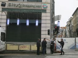 Esta mañana, un cinturón de explosivos relleno de sal y galletas, obligó a acordonar un centro comercial de Bruselas. EFE / O. Hoslet