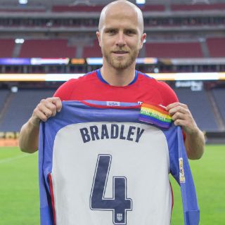 Michael Bradley subasta camiseta para víctimas de Orlando