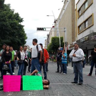 Camioneros cierran circulación en Juárez y Corona