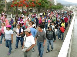 Los maestros fueron respaldados en sus movilizaciones por miembros de Morena. EFE /