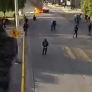 Encapuchados cierran parabus a la altura de Ciudad Universitaria