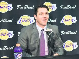 Luke Walton. El nuevo técnico de los Lakers de Los Ángeles habla en conferencia de prensa durante su presentación oficial. AFP / H. How