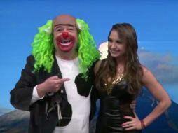 Con máscara en mano, Trujillo presenta a la mujer, quien es la modelo Ingrid Brans. YOUTUBE / R. I. Camposeco