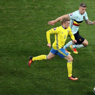 Bélgica clasifica a octavos de Eurocopa