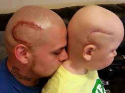 La imagen de Josh Marshall y su hijo Gabriel se ha hecho viral en las redes sociales. ESPECIAL / www.stbaldricks.org