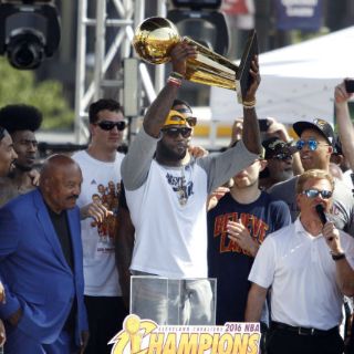 Multitud abarrota Cleveland para festejar a los Cavs