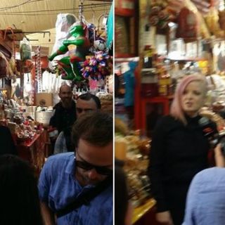 Vocalista de Garbage pasea por la Ciudad de México