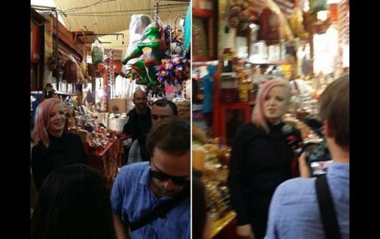Shirley Manson visitó lugares tradicionales de Coyoacán, como el mercado y una mezcalería. FACEBOOK / Carlos Guerrero