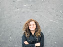 La artista israelí Liat Yossifor se caracteriza por crear (como un reto propio) en tan sólo tres días cada una de sus pinturas. ESPECIAL / CORTESÍA PÁRAMO GALERÍA