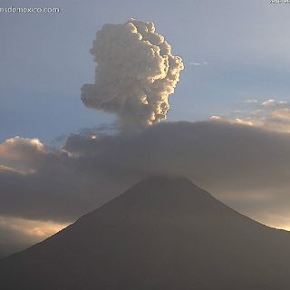 Volcán El Colima emite fumarola de dos mil metros de altura