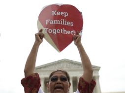 La suerte de cinco millones de inmigrantes indocumentados se mantiene en suspenso tras el empate 4-4 en la Corte de EU. EFE / A. Gombert