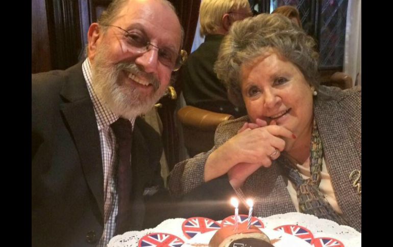 El marido de la famosa comparte una foto de ambos en sus redes sociales. FACEBOOK / H. Macías