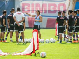 Matías Almeyda da indicaciones durante el entrenamiento de Chivas. MEXSPORT / C.de Marchena
