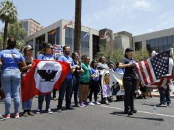La Policía de Phoenix arrestó a cuatro manifestantes luego de que se encadenaron para evitar ser removidos. AP / B. Costa