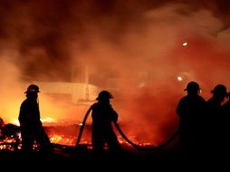Al sofocar un incendio, bomberos encontraron los cuerpos y se dieron cuenta que su muerte no fue por el fuego, sino por violencia. NTX / ARCHIVO