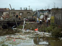 Los servicios de emergencia han estado trabajando toda la noche  intentando rescatar a víctimas. AFP / J. Eisele