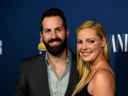 La pareja está casada desde 2007, y son padres adoptivos de dos niñas; su primer hijo en común será varón, informan. AP / J. Strauss