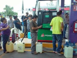 El desabasto de combustible les está afectando para trasladarse a sus trabajos; piden una solución al conflicto magisterial. SUN / ARCHIVO