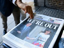 Una edición de la prensa inglesa muestra una imagen del Primer Ministro y la leyenda Estamos Fuera. AFP / L. Neal