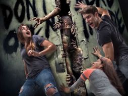 Las manos mecánicas colándose por las rajaduras de las puertas será sólo lo primero que verán los visitantes. YOUTUBE / Universal Studios Hollywood