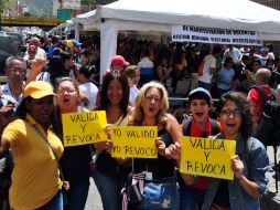 Centenares de opositores protestaron de forma pacífica luego de que las autoridades cerraron los centros. NTX / J. Cohen