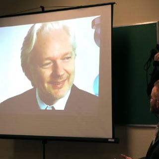 'Brexit' complicará negociaciones por Malvinas: Julian Assange