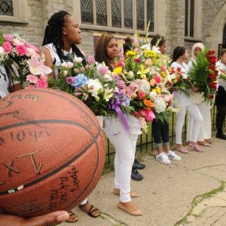 Hispanos recuerdan en vigilia a víctimas de matanza en Orlando