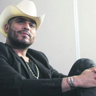 Espinoza Paz canta las rancheras sin traje de charro