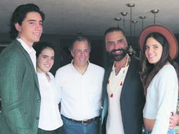 Alejandro acompañó esta foto con el mensaje: “Ahora más que nunca estamos comprometidos con México”. FACEBOOK / Alejandro Fernández