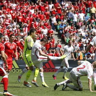 Polonia vence a Suiza y avanza a cuartos de final