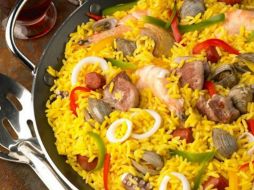 La paella usa como base arroz y azafrán, los demás ingredientes como mariscos, carnes y verduras varían dependiendo de la receta. EL INFORMADOR / ARCHIVO