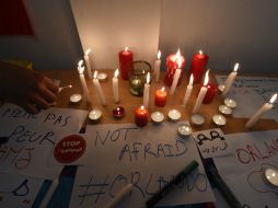 Policías ayudaban a las víctimas que salían del club hasta que las autoridades reubicaron un 'perímetro interior'. AFP / R. Tamayo