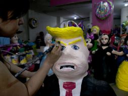 Victor Ibarra bautizó a la piñata como 'El hijo del diablo', debido a los comentarios llenos de odio del magnate. AP / ARCHIVO