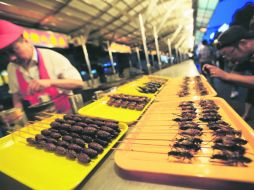 Curiosidad. Aunque a la vista no son muy apetitosas, las brochetas de insectos son muy buscadas por los habitantos de Beijing. ESPECIAL /