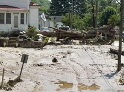 Cientos de casas fueron parcialmente afectadas o destruidas y más de 60 vías siguen cerradas. AFP / T. Wright