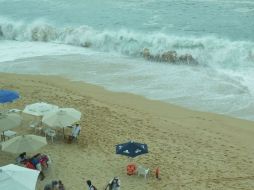 Los funcionarios recomendaron a la población extremar precauciones por las altas olas y respetar las indicaciones de Protección Civil. NTX / ARCHIVO