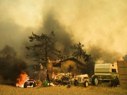 Los bomberos parecen haber encontrado más restos humanos cuando comenzaron a recorrer vecindarios. EFE / S. Palley
