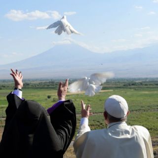 El Papa se despide de Armenia con gesto de paz hacia Turquía