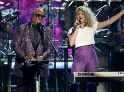 Stevie Wonder junto con Tori Kelly interpretaron 'Take me with u'. AP / M. Sayles.