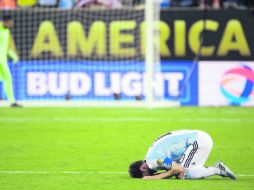 Lio Messi lamenta el penal que falló, aunque la falta decisiva fue el disparo de Biglia. EFE /