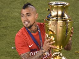 Vidal posa con la Copa América, título que obtuvo la Selección chilena por segunda ocasión consecutiva. AFP / D. Emmert