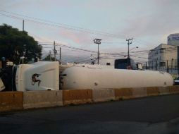 En el sitio laboran unidades de Protección Civil y bomberos, quieres establecieron un cerco de seguridad. TWITTER / @Transito_Vtlane