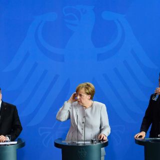 Merkel insta a no negociar con Londres hasta no formalizar salida