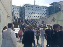 Personas fueron evacuadas de edificios de la Ciudad de México. TWITTER / @PGJDF_CDMX