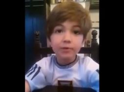 El pequeño le pide que no se vaya a casa y le recuerda que ''lo importante es divertirse''. YOUTUBE / Ay que linda Es la psiquiatria